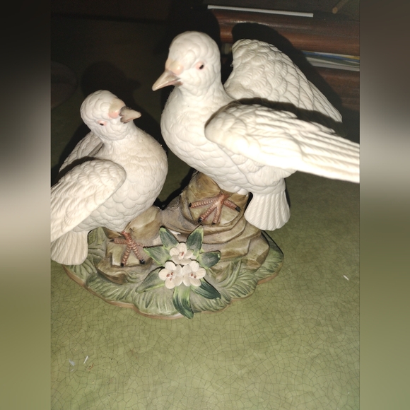 Doves Porcelain Figurine - Picture 2 of 5